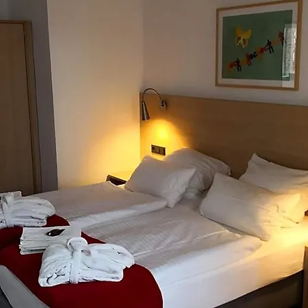 Haus Vom Guten Hirten מלון 3*